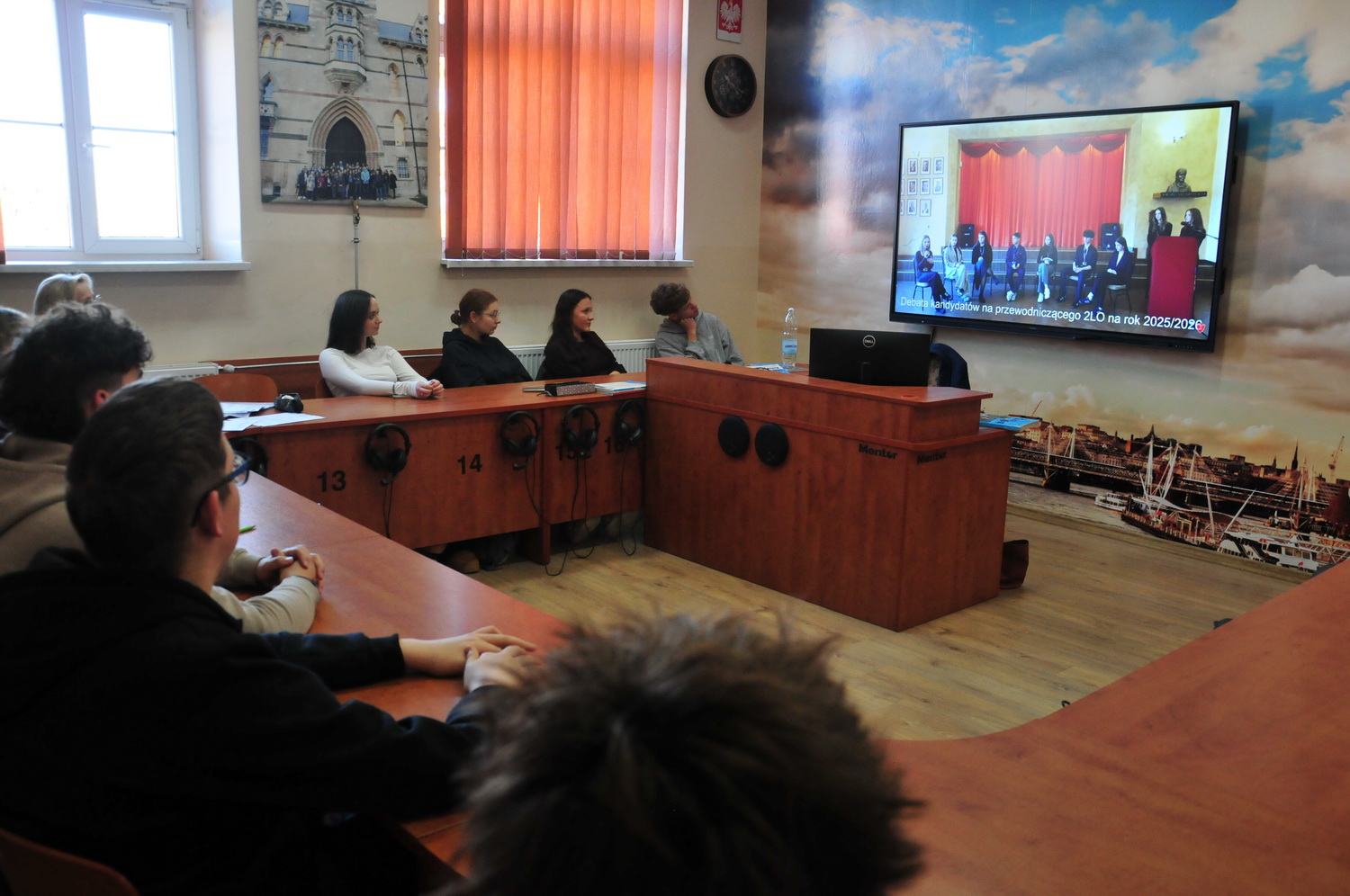 Zdjęcie Debata na przewodniczącego SU 2025 (20)2675c6ef-e95b-4e57-b421-2118dd0d298f.JPG w galerii Debata kandydatów na stanowisko Przewodniczącego Samorządu Uczniowskiego